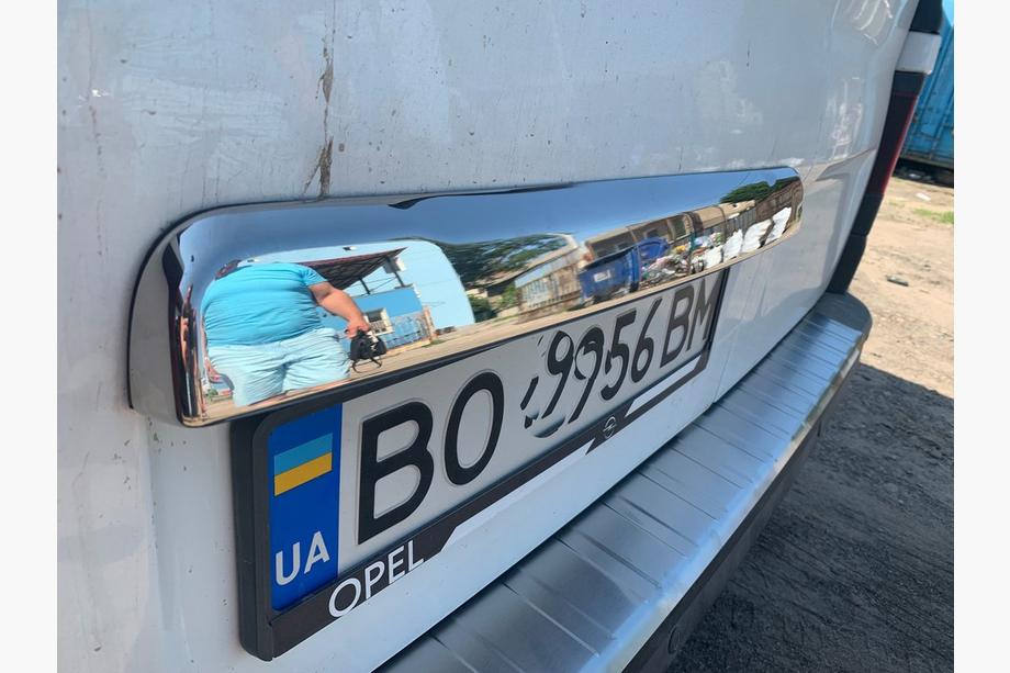 Opel Vivaro 2015-2019 гг. Накладка из нержавейки над номером Фото 5