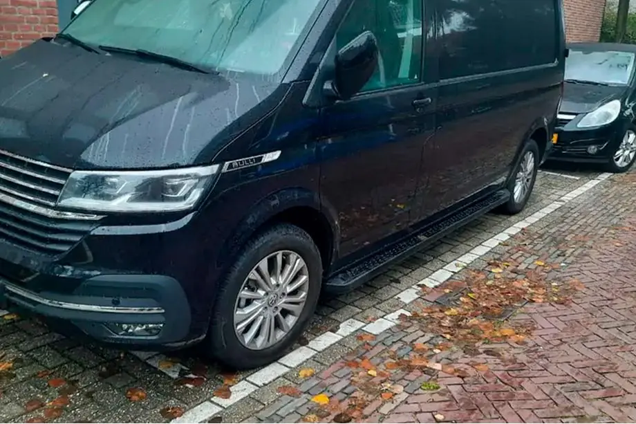 Volkswagen T6 2015-2024 гг. Боковые Подножки Allmond Black (2 шт., Алюминий) Image
