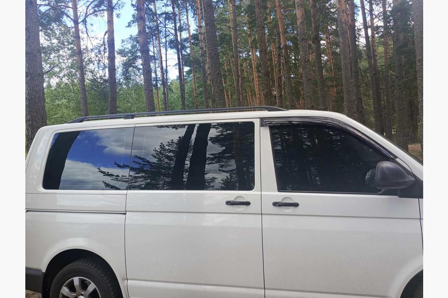 Volkswagen T6 2015-2024 гг. Черные рейлинги Короткая база, пластиковые ножки Фото 21