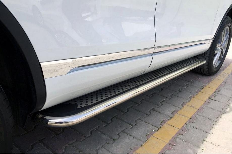 Volkswagen Amarok 2010-2022 гг. Боковые Подножки Maydos V2 (2 шт., нержавейка) Image