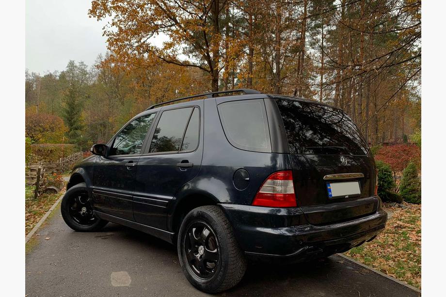 Mercedes ML W163 1997-2005 гг. Хромированная накладка над номером (нерж. сталь) Carmos - Турецкая Нержавеющая Сталь Фото 3