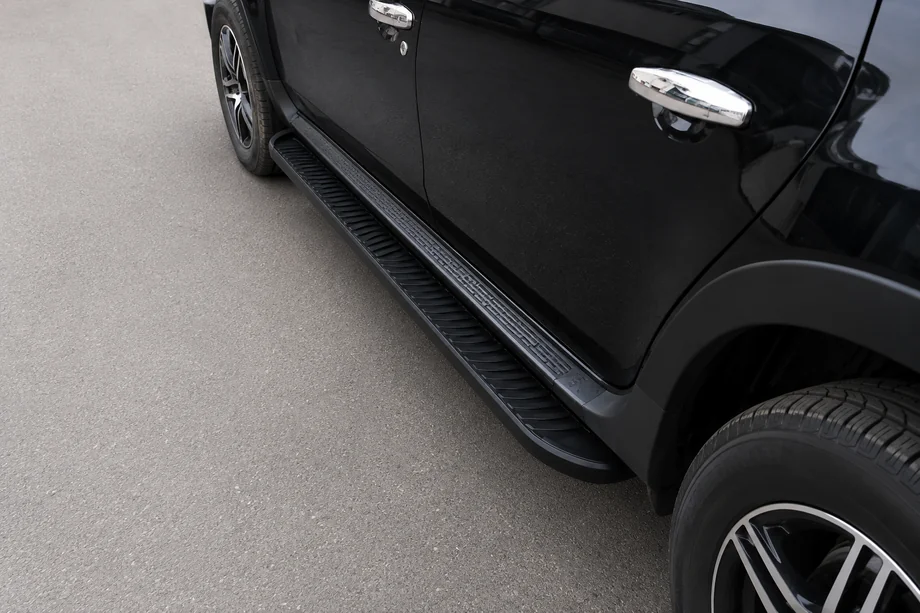 Dacia Duster 2008-2018 гг. Боковые Подножки Tayga V1 Черные (2 шт., Алюминий) Image