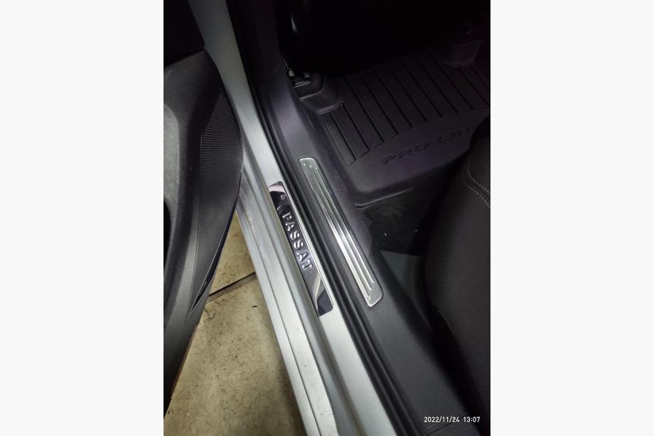 Volkswagen Passat B8 2015-2023 гг. Накладки на дверные пороги OmsaLine тип 1 (4 шт, нержавейка) Фото 5