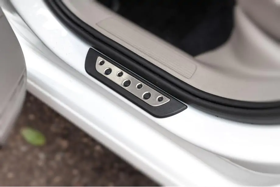 Volkswagen Golf 7/E-Golf 2012-2020 гг. Накладки на пороги Flexill Dotline (4 шт, нержавейка) Фото 3