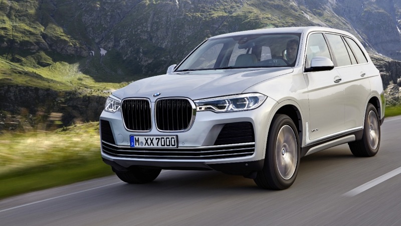 Флагманский кроссовер BMW X7 представят ближайшей осенью