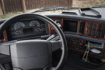 Volvo FH 1993-2012 гг. Накладки на панель 2002-2008 (под дерево) фото 1
