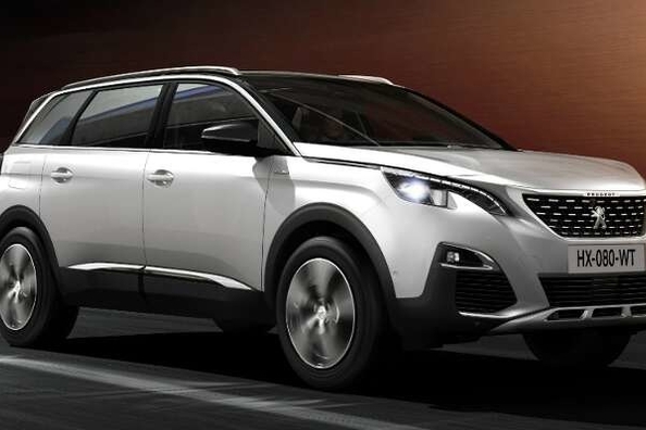 Французский стиль в кроссовере Peugeot 5008 2017 года