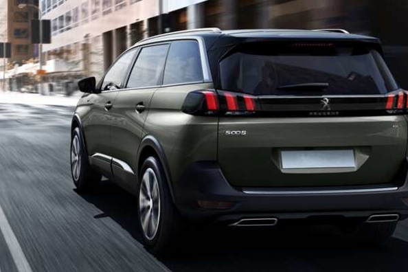 Французский стиль в кроссовере Peugeot 5008 2017 года фото 2
