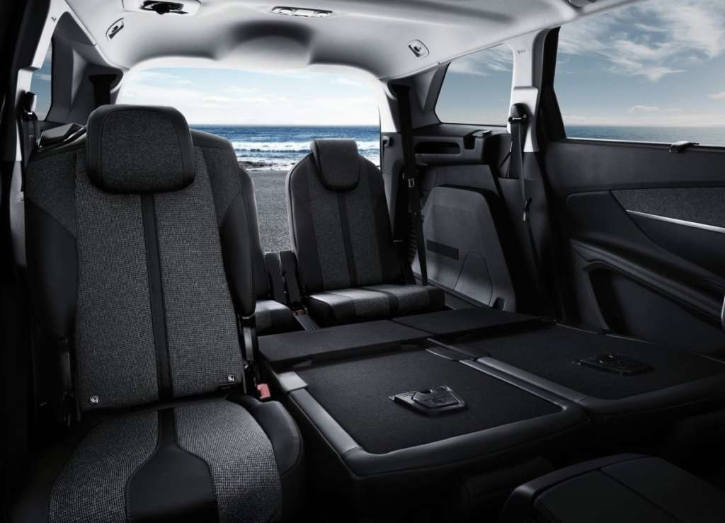 Французский стиль в кроссовере Peugeot 5008 2017 года
