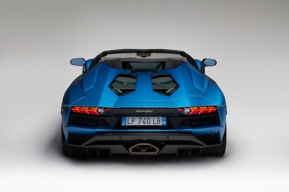 Во Франкфурте представят обновленную Lamborghini Aventador S Roadster фото 5