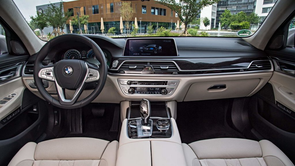 BMW дополнит седьмую серию гибридными моделями