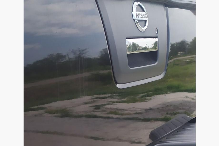 Nissan Navara 2006-2015 гг. Накладка на ручку багажника Нержавейка Фото 2