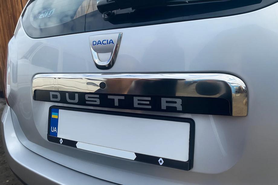 Dacia Duster 2008-2018 гг. Верхняя накладка из нержавейки над номером Image