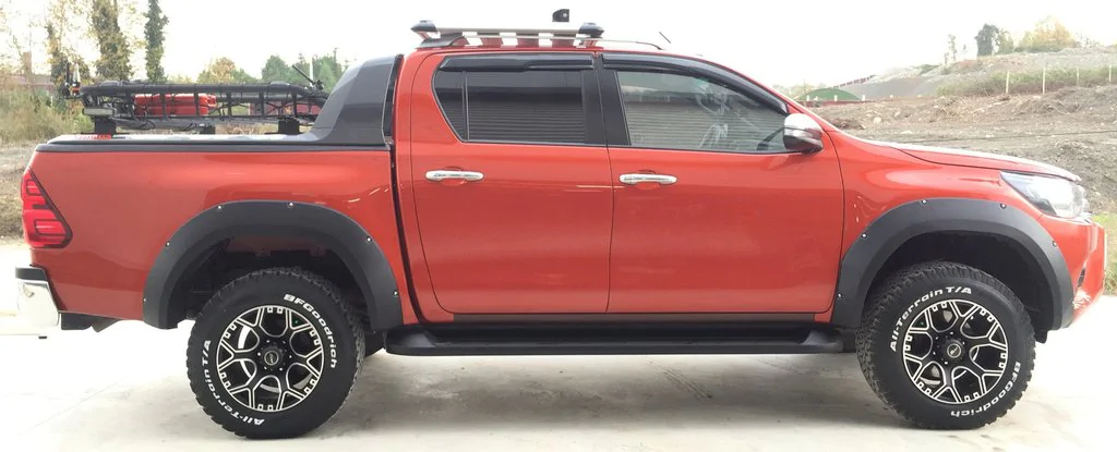 Toyota Hilux 2015- гг. Расширители колесных арок (2015-2020, ABS, на болтах)
