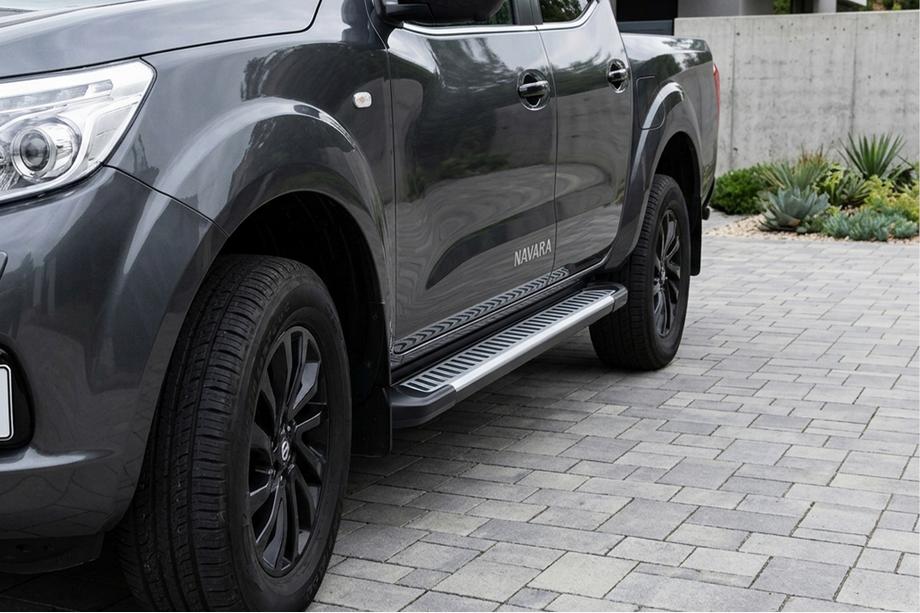 Nissan Navara/NP300 2016- гг. Боковые Подножки Line (2 шт., Алюминий) Фото 1