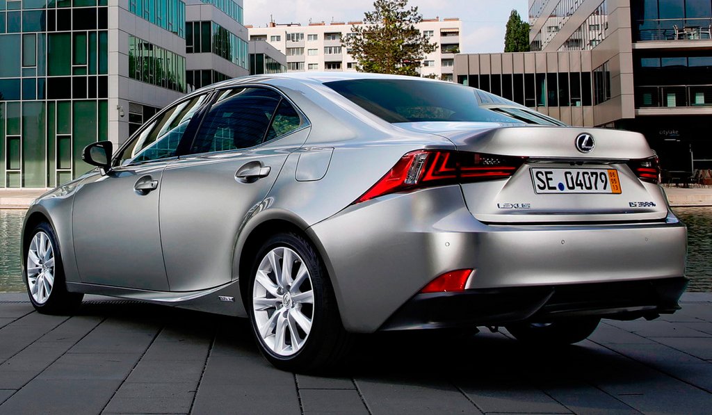 Обновленный седан Lexus IS