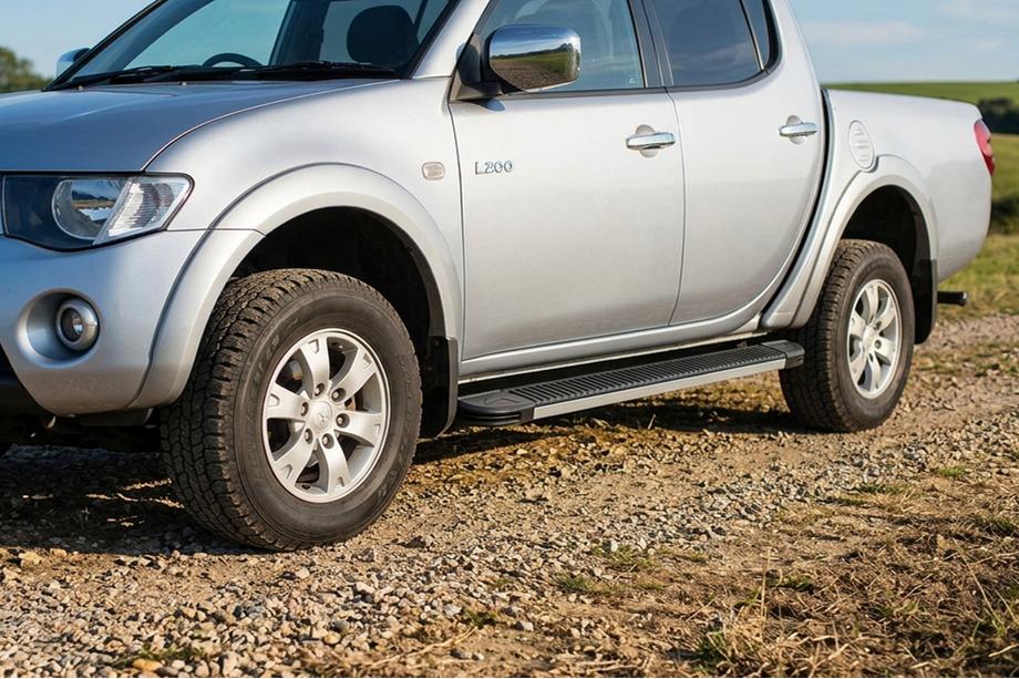 Mitsubishi L200 2006-2015 гг. Боковые Подножки Maya V1 (2 шт., Алюминий) Image
