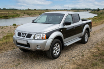 Nissan NP300 1999-2015 гг. Боковые Подножки Maya V2 (2 шт., Алюминий) фото 1