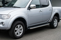 Mitsubishi L200 2015-2024 гг. Боковые Подножки BlackLine (2 шт, Алюминий) фото 1