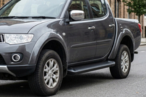 Mitsubishi L200 2015-2024 гг. Боковые Подножки Allmond Black (2 шт., Алюминий) фото 1
