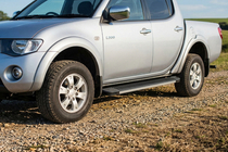 Mitsubishi L200 2015-2024 гг. Боковые Подножки Maya V1 (2 шт., Алюминий) фото 1
