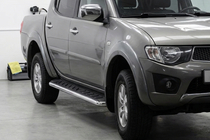 Mitsubishi L200 2015-2024 гг. Боковые Подножки Maydos V1 (2 шт., Алюминий и Нержавейка) фото 1