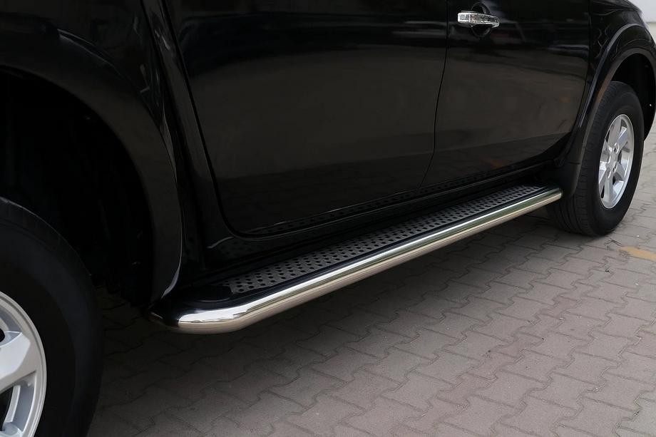 Fiat Fullback 2016- гг. Боковые Подножки Maydos V2 (2 шт., Алюминий и Нержавейка) Image