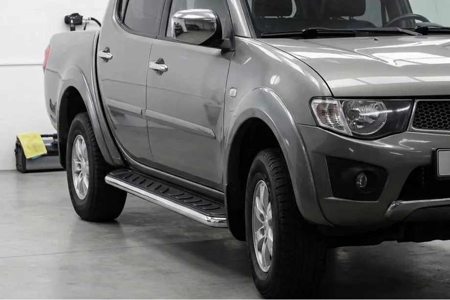 Fiat Fullback 2016- гг. Боковые Подножки Maydos V1 (2 шт., Алюминий и Нержавейка) Image