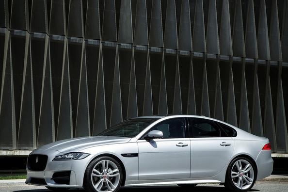 Обзор седана Jaguar XF второго поколения фото 3