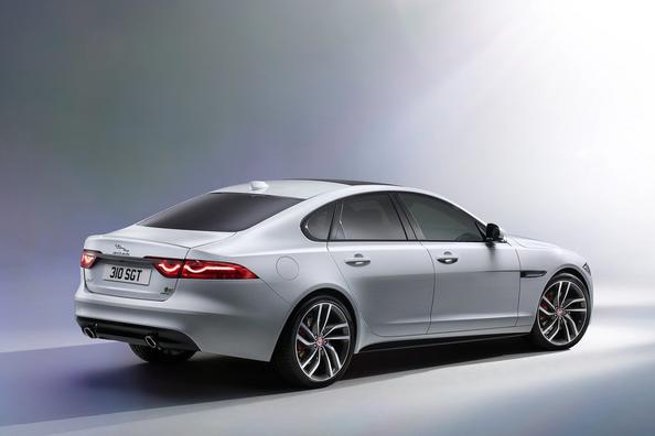Обзор седана Jaguar XF второго поколения фото 4