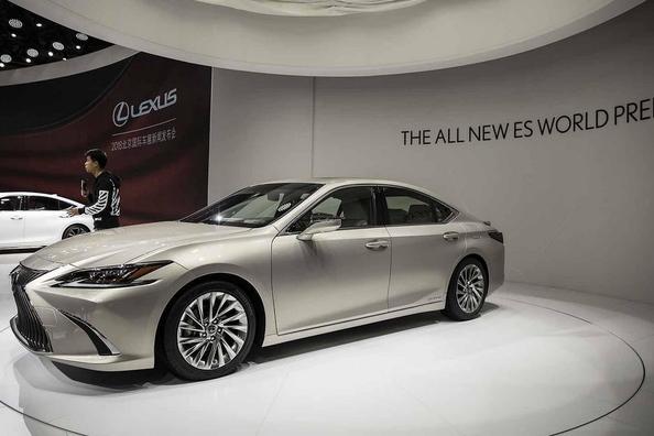 Седан седьмого поколения Lexus ES