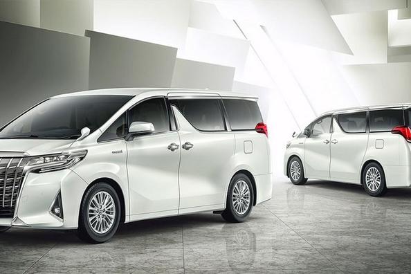 Люксовый минивэн Toyota Alphard третьего поколения фото 3
