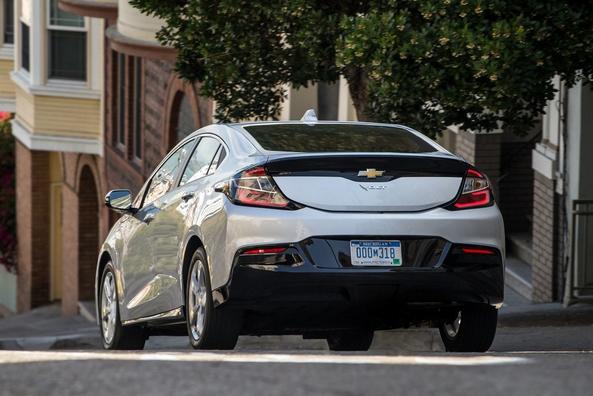 Обзор гибридного хэтчбека Chevrolet Volt второго поколения фото 7