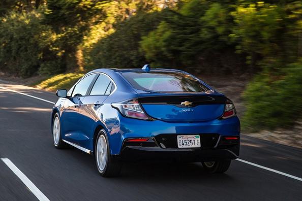 Обзор гибридного хэтчбека Chevrolet Volt второго поколения фото 4
