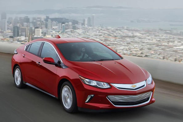Обзор гибридного хэтчбека Chevrolet Volt второго поколения фото 3