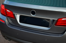BMW 5 серия F10/F11 2010–2016 гг. Накладка SD из нержавеющей стали над номером фото 5