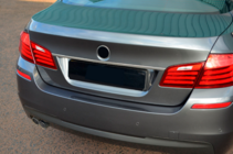 BMW 5 серия F10/F11 2010–2016 гг. Накладка SD из нержавеющей стали над номером фото 4