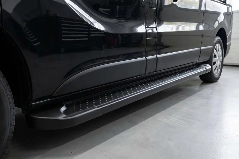 Nissan NV300/Primastar 2016- гг. Боковые Подножки Allmond Black (2 шт., Алюминий) Image