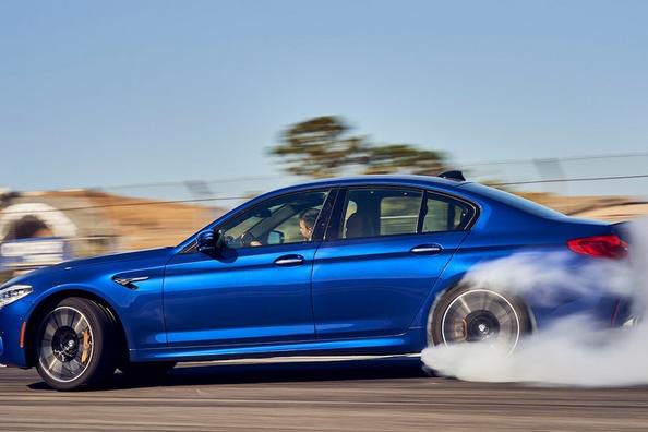 Спортивный седан BMW M5 шестого поколения