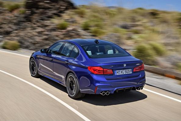 Спортивный седан BMW M5 шестого поколения фото 10