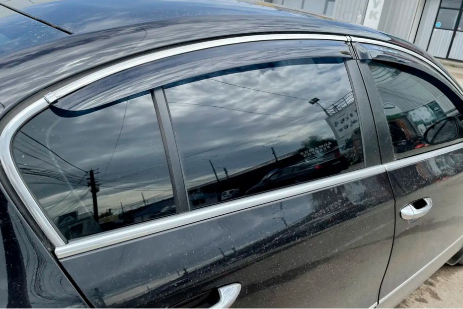 Volkswagen Passat B6 2006-2012 гг. Ветровики с хромированным молдингом SD (4 шт, HIC) Фото 2