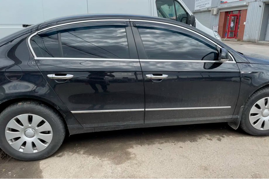 Volkswagen Passat B6 2006-2012 гг. Ветровики с хромированным молдингом SD (4 шт, HIC) Фото 3