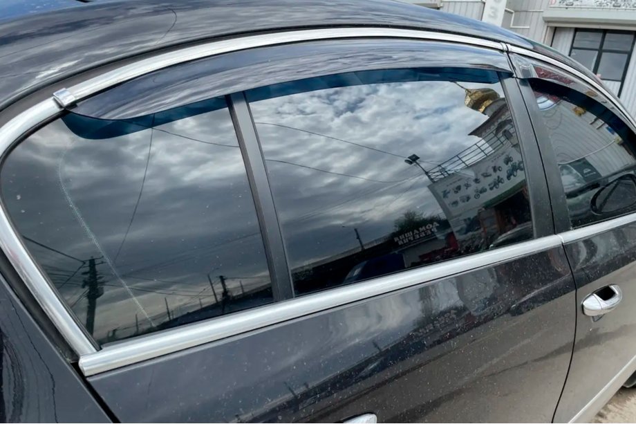 Volkswagen Passat B7 2012-2015 гг. Ветровики с хромированным молдингом SD (4 шт, EU, HIC) Фото 4