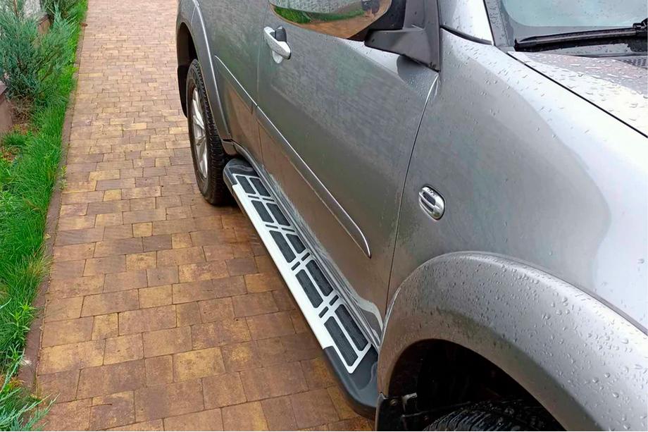 Mitsubishi Pajero Sport 2008-2015 гг. Боковые Подножки Sunrise (2 шт., Алюминий)