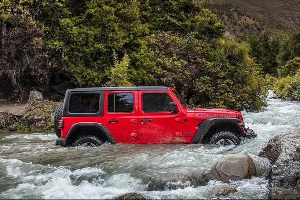 Пятидверный внедорожник Jeep Wrangler четвертого поколения фото 4