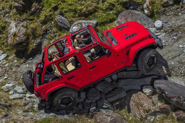Пятидверный внедорожник Jeep Wrangler четвертого поколения фото 2