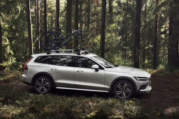 Второе поколение универсала повышенной проходимости Volvo V60 Cross Country