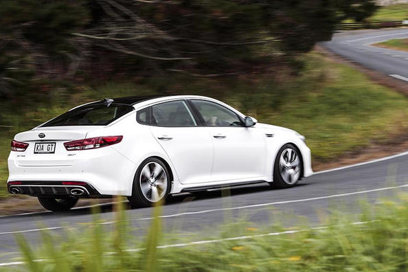 Обзор заряженного седана KIA Optima GT фото 3