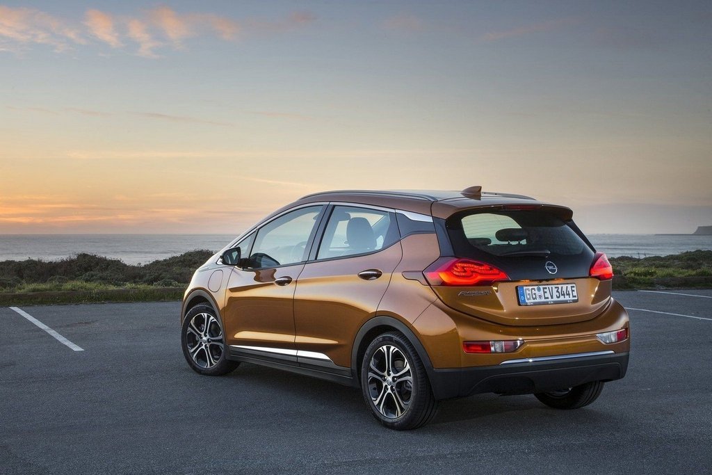 Электрический хэтчбек Opel Ampera-e