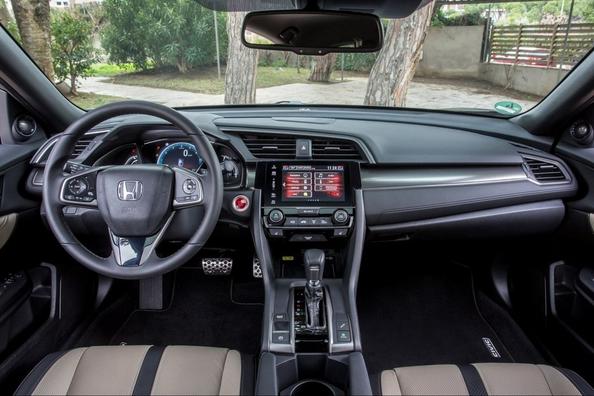 Пятидверный хэтчбек десятого поколения Honda Civic 5D фото 4